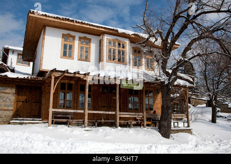 Architektonische Reserve Zheravna im Winter; Bulgarien Stockfoto