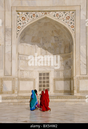 Frauen in hell farbigen Saris an den Taj Mahal, UNESCO-Weltkulturerbe, Agra, Uttar Pradesh, Indien, Asien Stockfoto