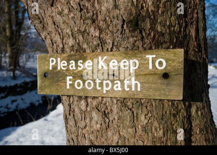 Hölzernen Fußweg Schild an einem Baum im Lake District, Cumbria genagelt Stockfoto