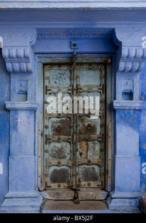Eine alte Metalltür eines traditionellen blau bemalte Haus in Jodhpur, Rajasthan, Indien, Asien Stockfoto