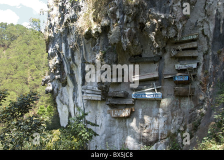 Animistischen Hängende Särge noch gebräuchlich heute auf Kalksteinfelsen in Echo Valley, Sagada, Cordillera, Luzon, Philippinen Stockfoto