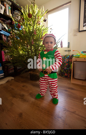 Ein Jahr alter Junge verkleidet als ein Weihnachtself, Santa es little Helper. Hampshire, England, Vereinigtes Königreich. Stockfoto