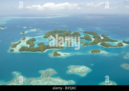 70 Inseln, bewaldeten Kalksteinfelsen geschützt Nature Reserve, also nur aus der Luft, Palau, Mikronesien gesehen werden kann Stockfoto