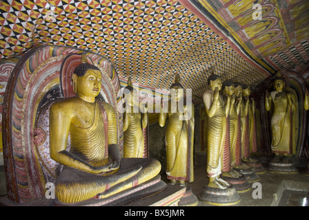 Statuen und lackierten Dach in Naturhöhle in Granit, Höhle Nr. 2, Maharaja Viharaya, Royal Rock Höhlentempel, Dambulla, Sri Lanka Stockfoto