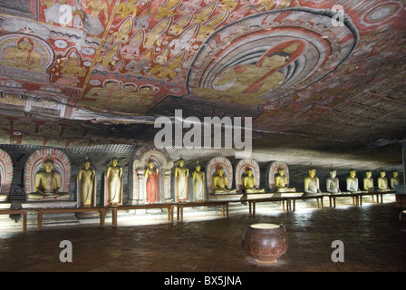 Statuen und lackierten Dach in Naturhöhle in Granit, Höhle Nr. 2, Maharaja Viharaya, Royal Rock Höhlentempel, Dambulla, Sri Lanka Stockfoto