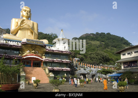 Golden Temple, mit 30m hohe Statue des Buddha, Dambulla, Sri Lanka, Asien Stockfoto