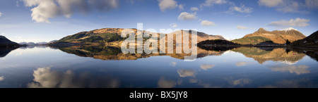 Panoramablick über Loch Levan in Windstille, Glencoe Village, Scotland, UK Stockfoto