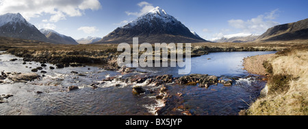 Panoramablick über Fluß Etive auf schneebedeckte Berge einschließlich Buachaille Etive Mor, Rannoch Moor, Schottland, Vereinigtes Königreich Stockfoto