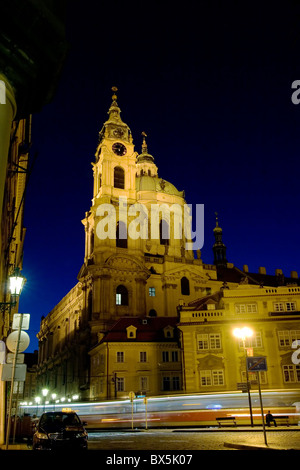 St.-Nikolaus-Kirche in der Nacht - Prag Stockfoto