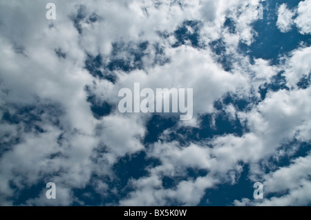 dh WOLKEN WITTERN weiße Wolken mit blauem Himmel darüber Stockfoto