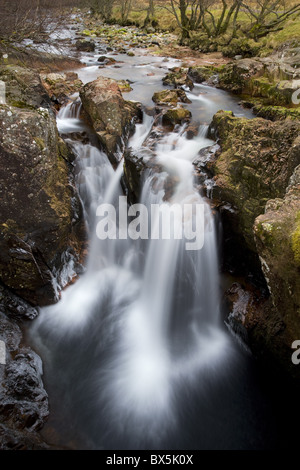 Wasserfall am Lower Falls, Glen Nevis, in der Nähe von Fort William, Highland, Schottland, Vereinigtes Königreich, Europa Stockfoto