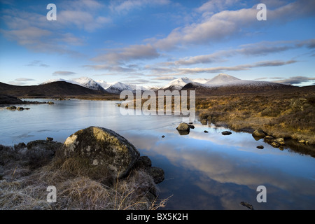 Winter-Blick über Lochain Na h'Achlaise auf tief verschneiten Black Mount Hills, Rannoch Moor, in der Nähe von Fort William, Schottland, Großbritannien Stockfoto