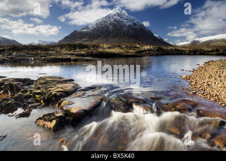 Winter-Blick über Fluß Etive auf schneebedeckten Buachaille Etive Mor, Rannoch Moor, in der Nähe von Fort William, Highland, Schottland, Vereinigtes Königreich Stockfoto
