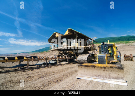 das Förderband und die Planierraupe im Tagebau Zeche - Most - Tschechien Stockfoto