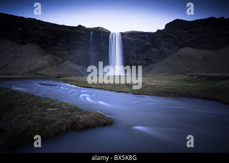 Wasserfall Seljalandsfoss erfasst bei Dämmerung mit Langzeitbelichtung Rekord Bewegung im Wasser, in der Nähe von Hella, südlichen Bereich, Island Stockfoto