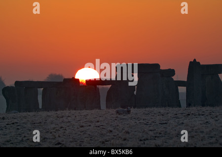 Stonehenge, UNESCO World Heritage Site, bei Sonnenaufgang, Wiltshire, England, United Kingdom, Europe Stockfoto