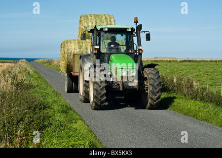 dh FARMING ORKNEY Deutz Fahr Traktor Schlepper trägt Cyclinder Ballen Straße uk Bauernhof Maschinenfahrer Stockfoto