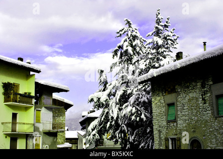 Berghaus unter dem Schnee im winter Stockfoto