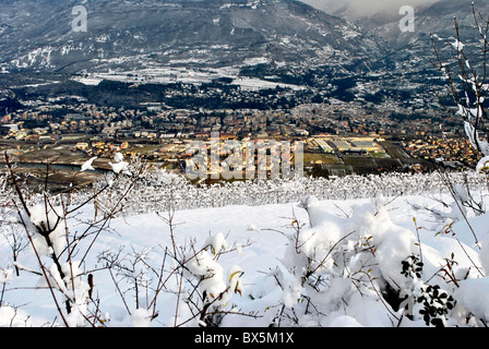 Blick auf die Stadt mit Schnee an der Spitze Stockfoto