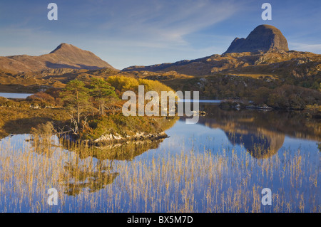 Zwei Berge von Suilven und Canisp aus Loch Druim Suardalain, Sutherland, Nord-West-Schottland, Vereinigtes Königreich, Europa Stockfoto