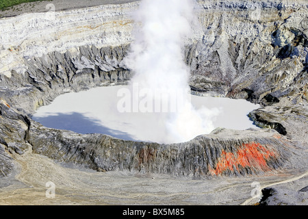 Dampf steigt aus Poas Vulkan Poas Volcano National Park, Costa Rica, Mittelamerika Stockfoto