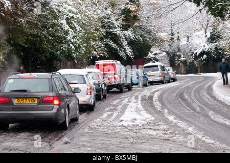 Autos kriechen Beckenham Lane in Bromley, Südlondon, nach starkem Schneefall Stockfoto