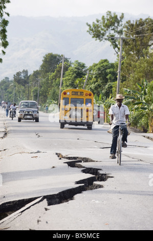 Erdbeben Rissen an der Straße zwischen Port-au-Prince und Léogâne, Erdbebenherd, Januar 2010, Leogane, Haiti, West Indies Stockfoto