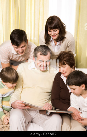 Porträt der senior und junge Paare mit ihren Kindern, Familien-Fotos betrachten Stockfoto