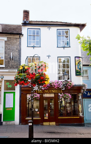 Der Pub Nussschale Bury St Edmunds, Suffolk, England. Vermutlich die kleinste Kneipe in England. Stockfoto