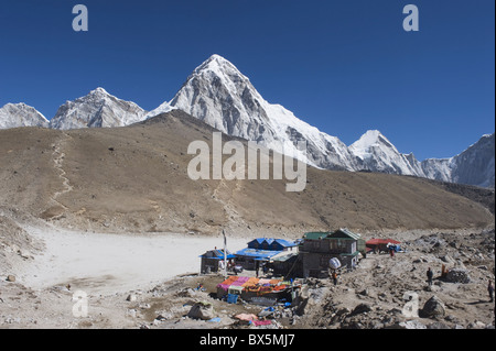 Gorak Shep Lodges, Kala Pattar und Pumori, 7165 m, Solu Khumbu-Everest-Region, Sagarmatha Nationalpark, Himalaya, Nepal, Asien Stockfoto