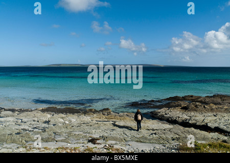 dh EGILSAY ORKNEY Touristen Besucher auf Strandinsel von Tag in der Ferne Inseln Person abgelegen Erwachsene Frau allein schottland Stockfoto