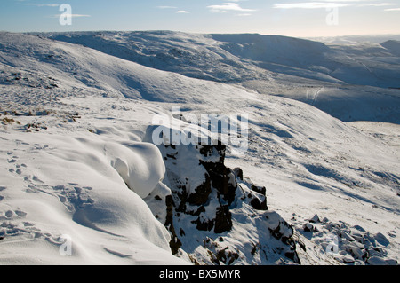 Schnee driftet auf dem Kinder Scout-Plateau im Winter.  In der Nähe von Hayfield, Peak District, Derbyshire, England, Vereinigtes Königreich Stockfoto