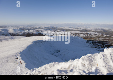 Wanderer auf Schnee bedeckt Pen y Fan Berg, Brecon Beacons National Park, Powys, Wales, Vereinigtes Königreich, Europa Stockfoto