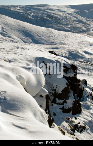 Schnee driftet auf dem Kinder Scout-Plateau im Winter.  In der Nähe von Hayfield, Peak District, Derbyshire, England, Vereinigtes Königreich Stockfoto
