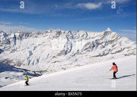 Skifahrer, Skifahren auf einer Skipiste, Berglandschaft in Cervinia Ski Resort, Cervinia, Valle d ' Aosta, Italienische Alpen, Italien, Europa Stockfoto