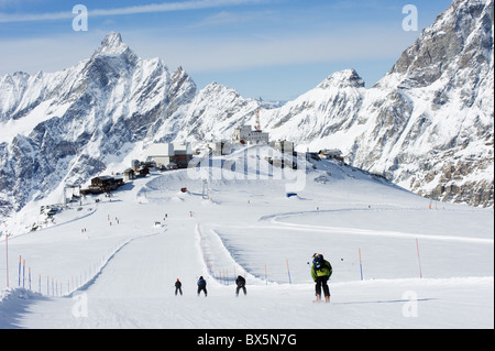 Skifahrer, Skifahren auf einer Skipiste, Berglandschaft in Cervinia Ski Resort, Cervinia, Valle d ' Aosta, Italienische Alpen, Italien, Europa Stockfoto