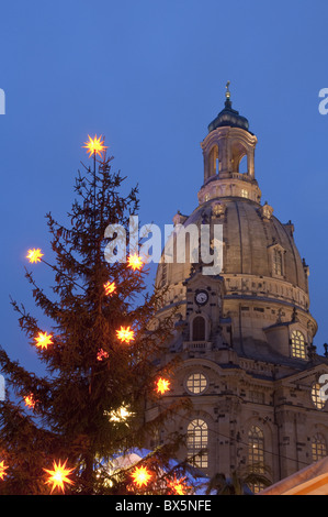 Weihnachtsbaum und Frauen Kirche am Weihnachtsmarkt bei Dämmerung, Neumarkt, Innere Altstadt, Dresden, Sachsen, Deutschland, Europa Stockfoto