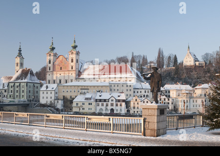 Statue Ehren Städter und barocken Michaelerkirche Kirche aus dem Jahre 1635 bei Sonnenuntergang, Steyr, Oberosterreich, Austria Stockfoto