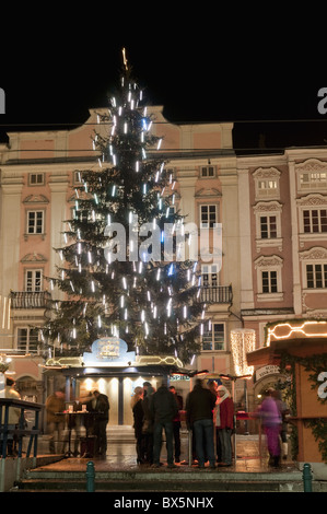 Weihnachtsbaum, barocke Gebäude und Verkaufsstände am Weihnachtsmarkt, Hauptplatz, Linz, Oberosterreich (Oberösterreich), Österreich Stockfoto