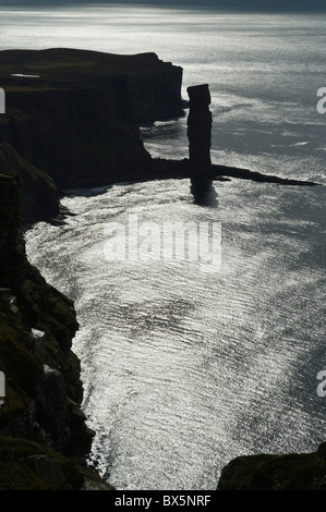 Dh alte Mann der Hoy HOY ORKNEY Silhouette der alte Mann der Hoy Hoy seastack Küste Schottland Stockfoto