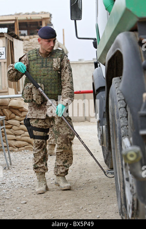 Kontrolle der afghanischen Fahrzeuge im Camp Marmal Mazar-e Sharif, Afghanistan Stockfoto