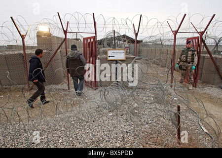 Ein ISAF-Soldaten vor dem Eingang zum Camp Marmal Mazar-e Sharif, Afghanistan Stockfoto