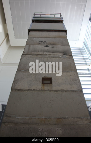 Berliner Mauer Wachturm an der Newseum in Washington, D.C., USA, 5. September 2010 Stockfoto