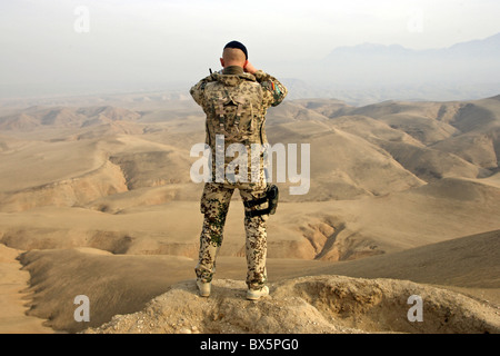 Ein Bundeswehr-Soldaten der ISAF-Patrouille, Mazar-e Sharif, Afghanistan Stockfoto