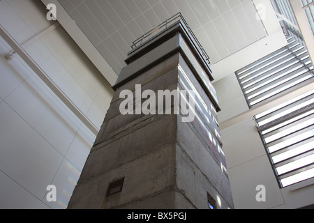 Berliner Mauer Wachturm an der Newseum in Washington, D.C., USA, 5. September 2010 Stockfoto