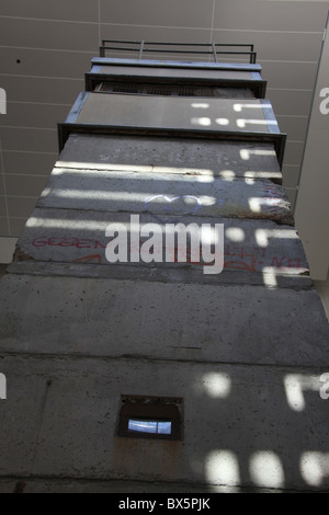 Berliner Mauer Wachturm an der Newseum in Washington, D.C., USA, 5. September 2010 Stockfoto