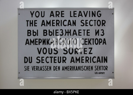 Amerikanischen Sektor Zeichen aus der Berliner Mauer auf dem Display an der Newseum in Washington, D.C., USA, 5. September 2010 Stockfoto