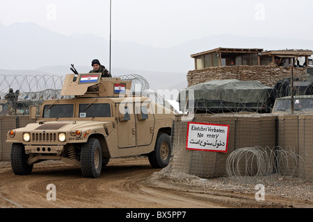 Kroatische Soldaten in einem Hummer Fahrzeug im Camp Marmal Mazar-e Sharif, Afghanistan Stockfoto