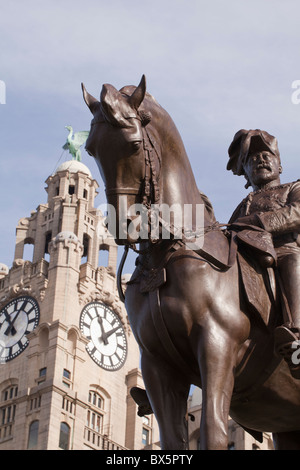 Statue von König Edward VII und die Leber-Gebäude auf dem Molenkopf Liverpool Merseyside UK Stockfoto