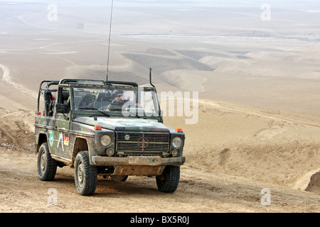 Bundeswehr-Soldaten der ISAF-Patrouille auf dem Weg in ein Auto Wolf in den Marmal Bergen, Mazar-e Sharif, Afghanistan Stockfoto